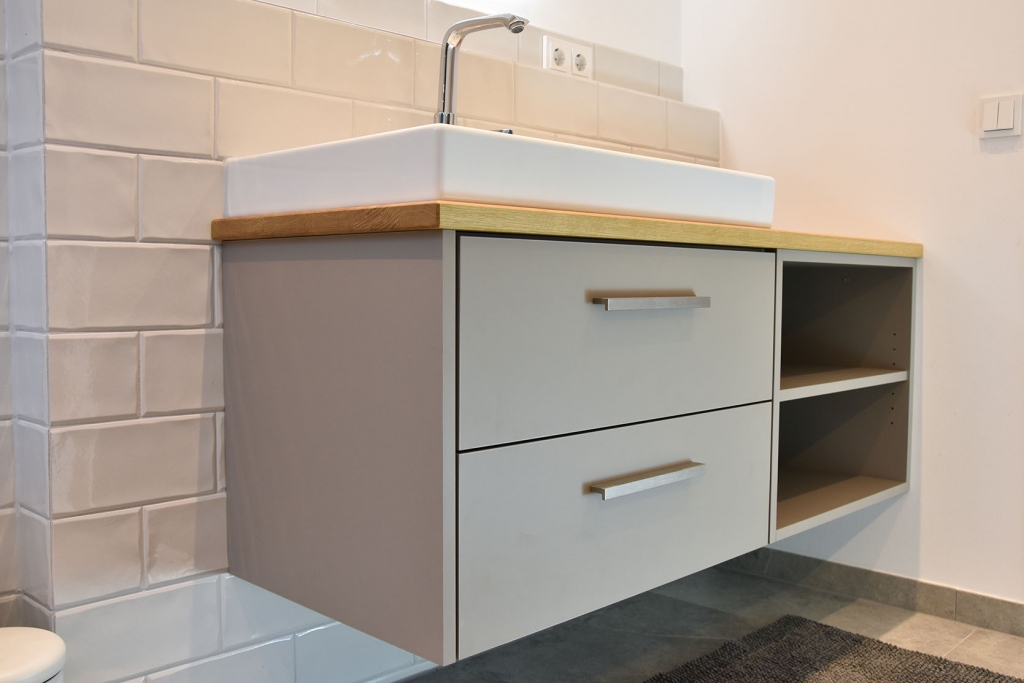 Waschtisch im Badezimmer in kontrastiertem Holzmix – Schreinerei Brüggemann