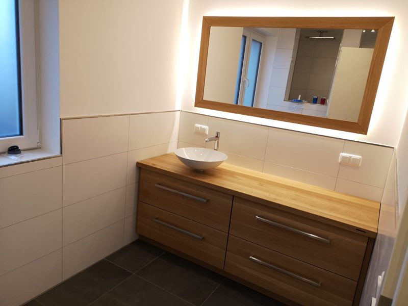 Waschtisch als massives Badmöbel mit passendem Spiegel – Schreinerei