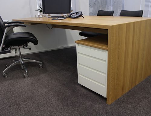 Langlebige Büromöbel aus Massivholz